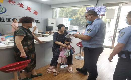 禹州市公安局暖心救助迷路小女孩